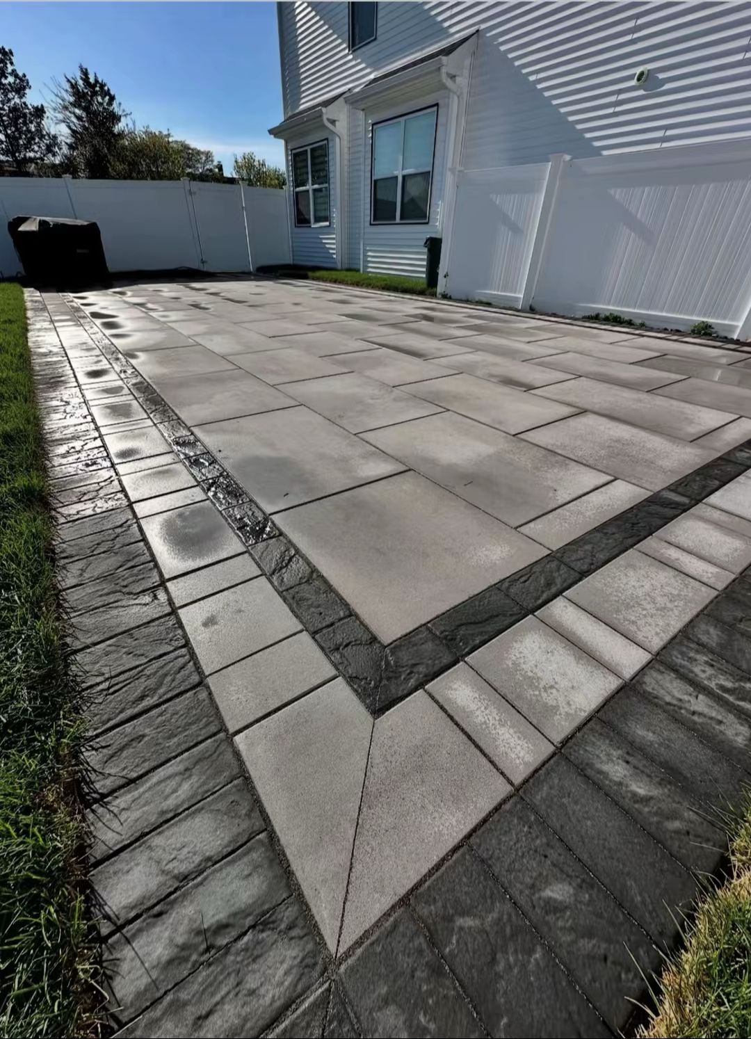 Großformatige Betonplatten – Terrassenpflaster fertig verlegt