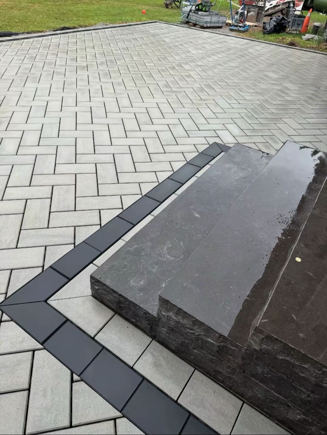 Pflasterprojekt mit Treppenstufen und schwarzer Einfassung